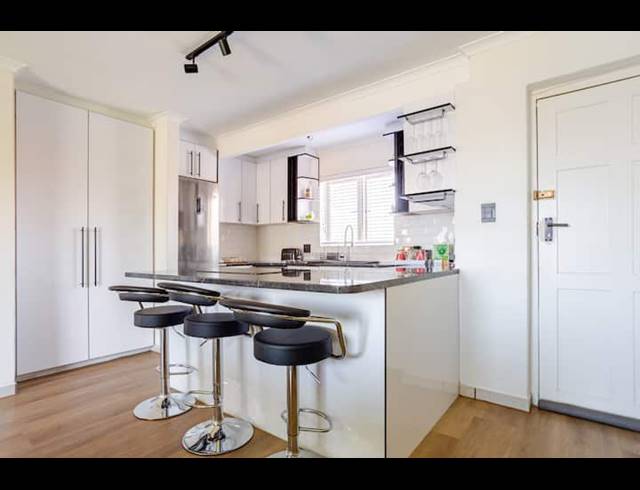 1 BEDROOM APARTMENT TO LET IN WEST BEACH
